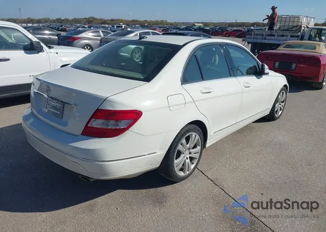 2009 Mercedes-Benz C 300 Luxury z USA, uszkodzony, nr VIN WDDGF54X29F217051